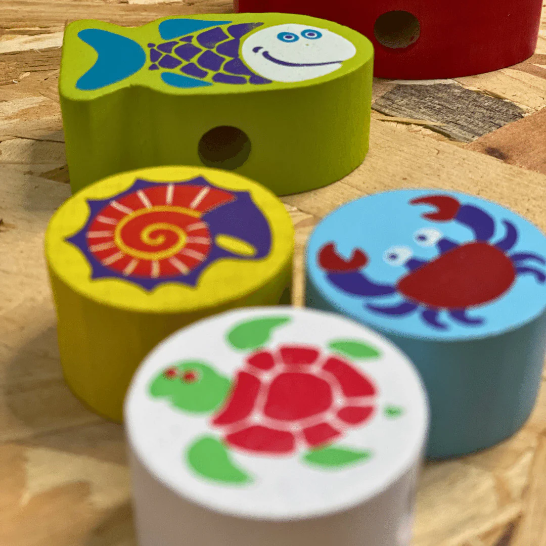Jeu de poissons en bois à enfiler – jeu d’éveil éducatif – Image 6